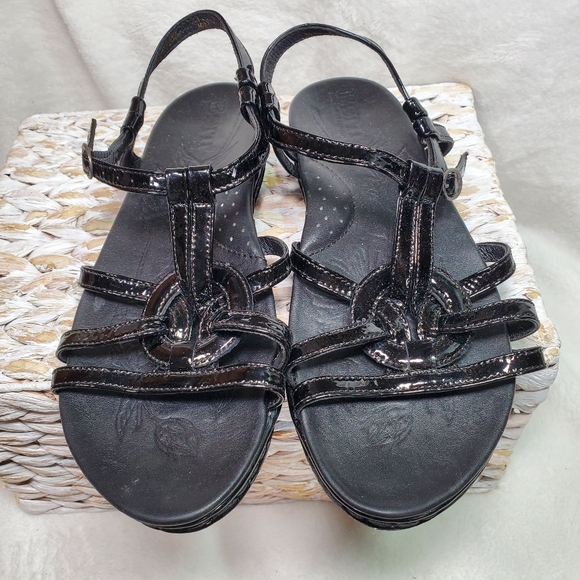Born Shoes - BOC Born Black Strappy Buckle Sandals‎ Flats Size 9 M Boho Earthy Cottagecore